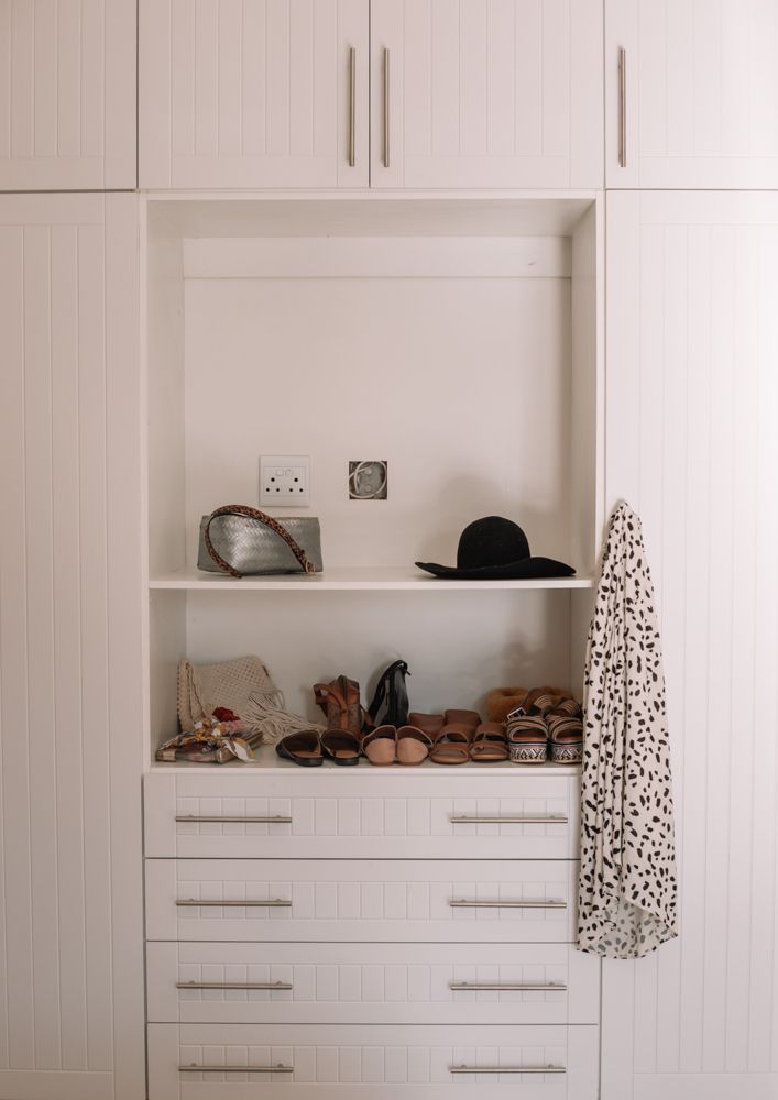 Built in cupboards and open shelves in a bedroom